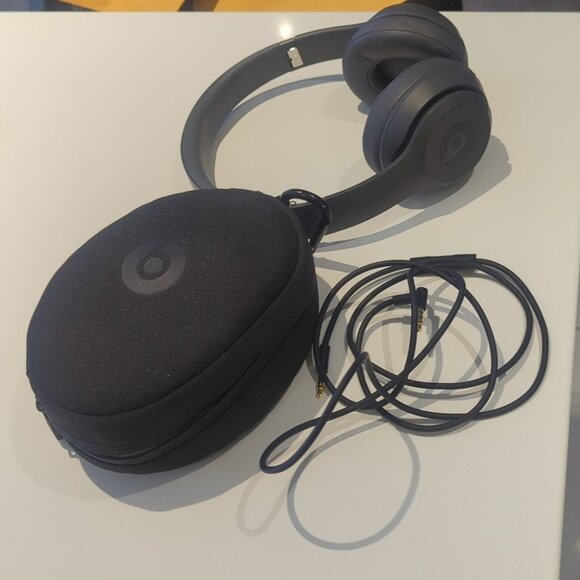 Beats Solo3 Wireless and Wired On-Ear Headphones Like New - Picture 3 of 4